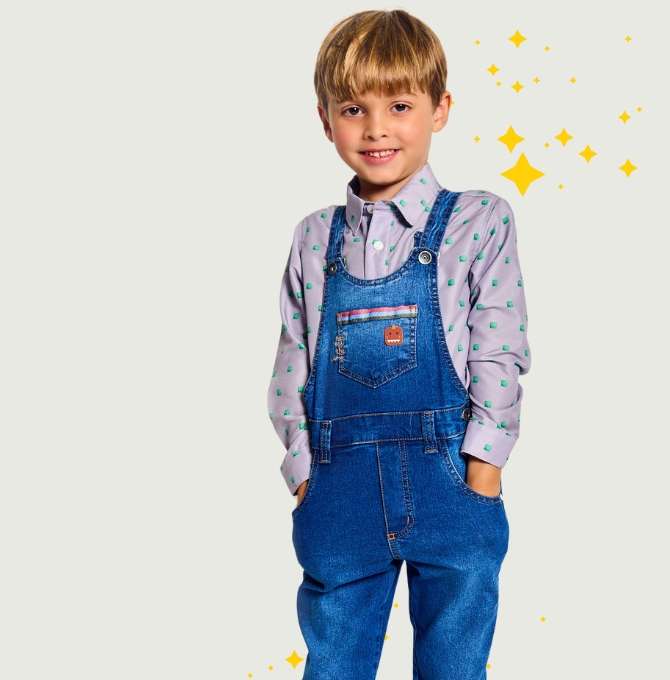 Meninos brincando e sorrindo com roupas confortáveis e modernas.