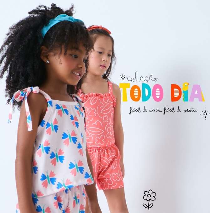 A imagem mostra duas meninas sorridentes posando em frente a um fundo laranja vibrante com um grande círculo texturizado rosa ao centro. A menina à esquerda usa uma roupa colorida com estampas divertidas, jaqueta clara e tiara. A menina à direita veste blusa preta e saia rosa. O ambiente é alegre e lúdico.
