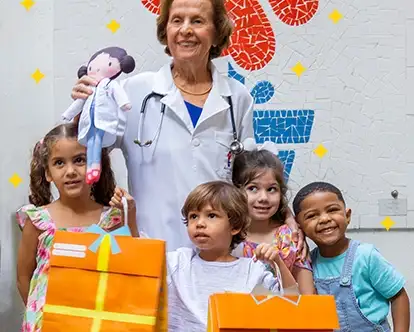 Banner da campanha Dona Rosinha da Alphabeto, com criança segurando a boneca e elementos de corações ao fundo