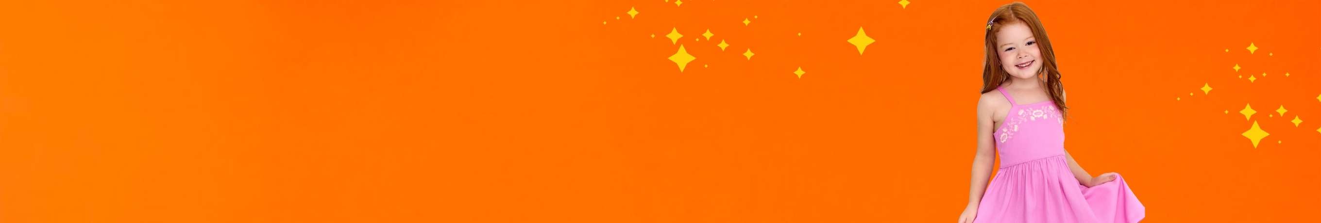 imagem com fundo laranja e estrelas amarelas e uma foto de uma menina sorridente com um vestido infantil rosa com bordado no peito