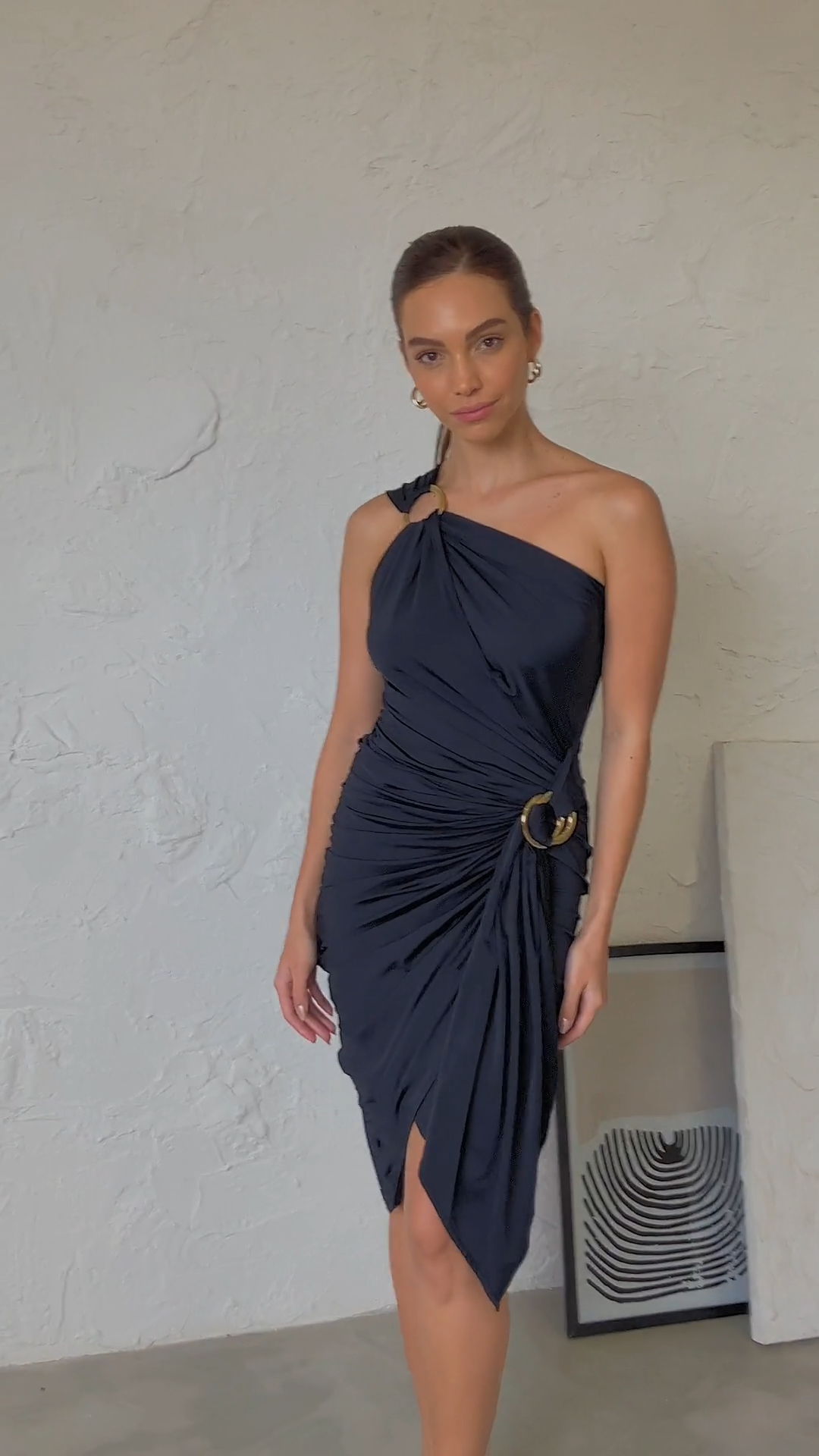 Preto vestido assimetrico um ombro só com argolas