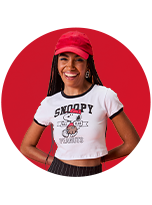 Homem usando camiseta preta estampada e mulher usando camiseta branca estampada