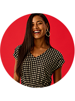 Mulher usando colete preto e camisa branca