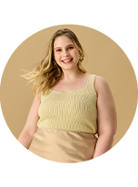 Homem usando camiseta branca e mulher usando conjunto azul