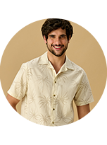 Homem usando camiseta azul e chapéu preto