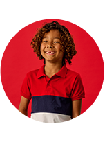 Menino usando camiseta bege e menina usando camiseta branca e calça jeans