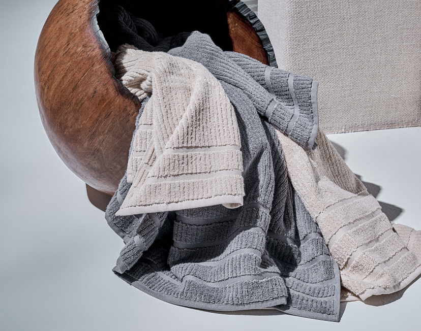 ANKARA O luxo do essencial no banho. Produzida com algodão turco, Ankara entrega absorção superior e maciez duradoura. Seu design canelado adiciona textura e sofisticação ao cotidiano, transformando o banho em um ritual de cuidado.