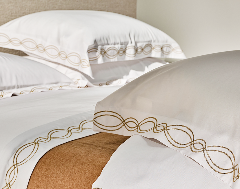 AISHA Frescor, leveza e sofisticação sensorial. Com toque sedoso e alta respirabilidade, Aisha proporciona conforto térmico e suavidade incomparável. Uma experiência leve e fresca, pensada para noites mais equilibradas e elegantes.