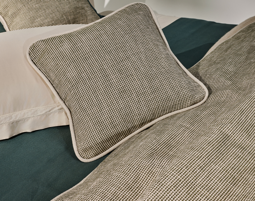 ALLURE Minimalismo com textura e intenção. Allure revela a beleza dos detalhes sutis. Sua trama estruturada e aspecto natural criam um equilíbrio entre o rústico e o contemporâneo. Uma peça que fala baixo, mas marca presença, sofisticada sem esforço.