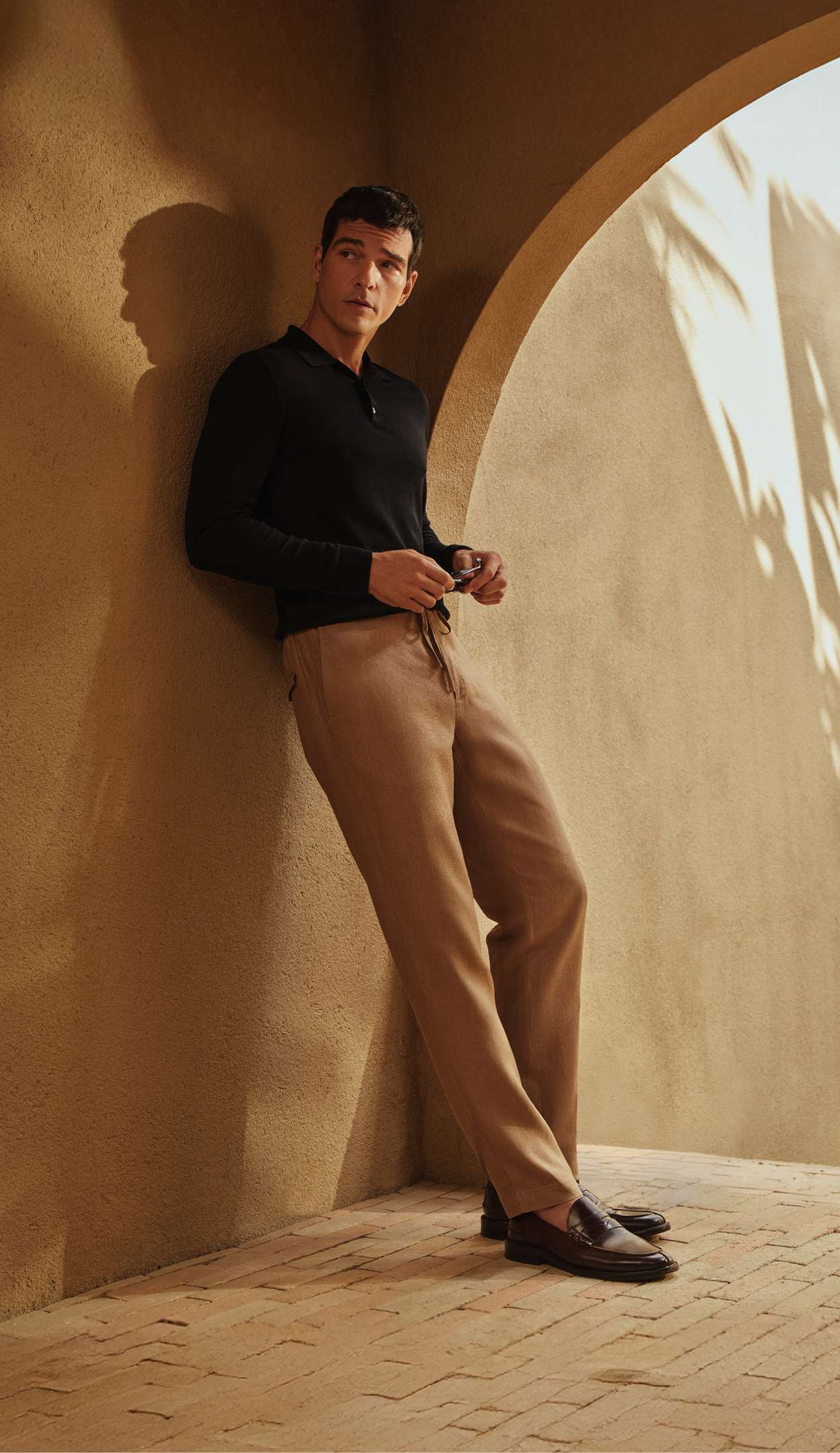 Modelo vestindo peças de versão da Oficina