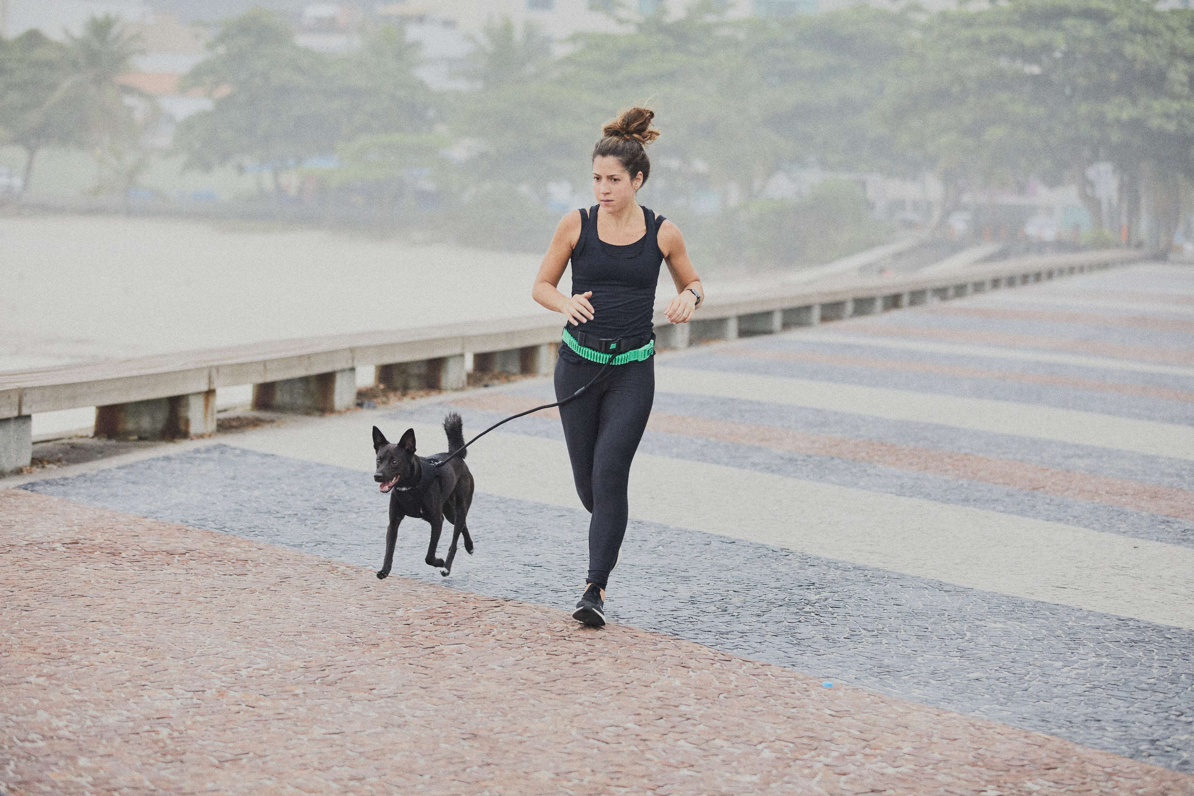 Imagem de pessoa correndo com cachorro